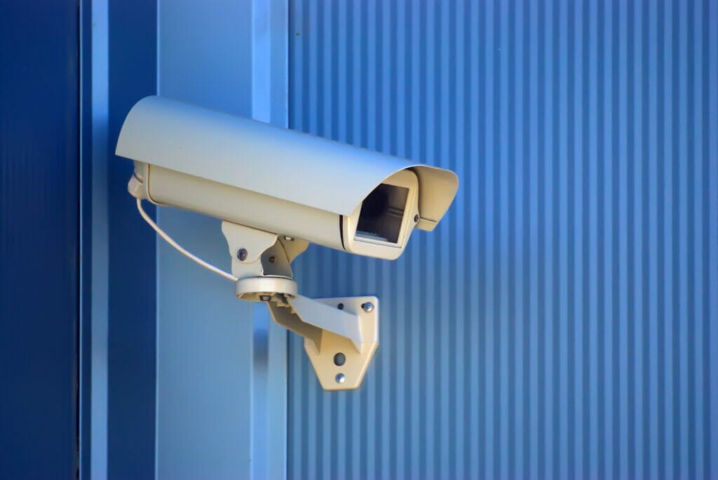 Überwachungskamera vor blauer Wand