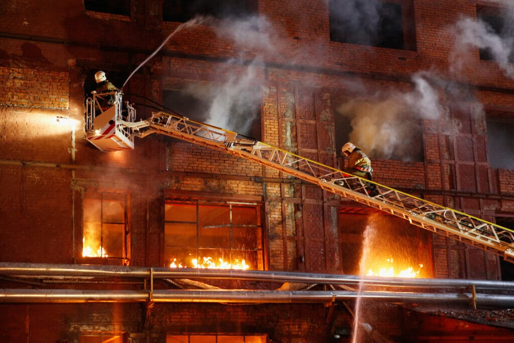 Feuerwehrmann im Kampf mit den Flammen