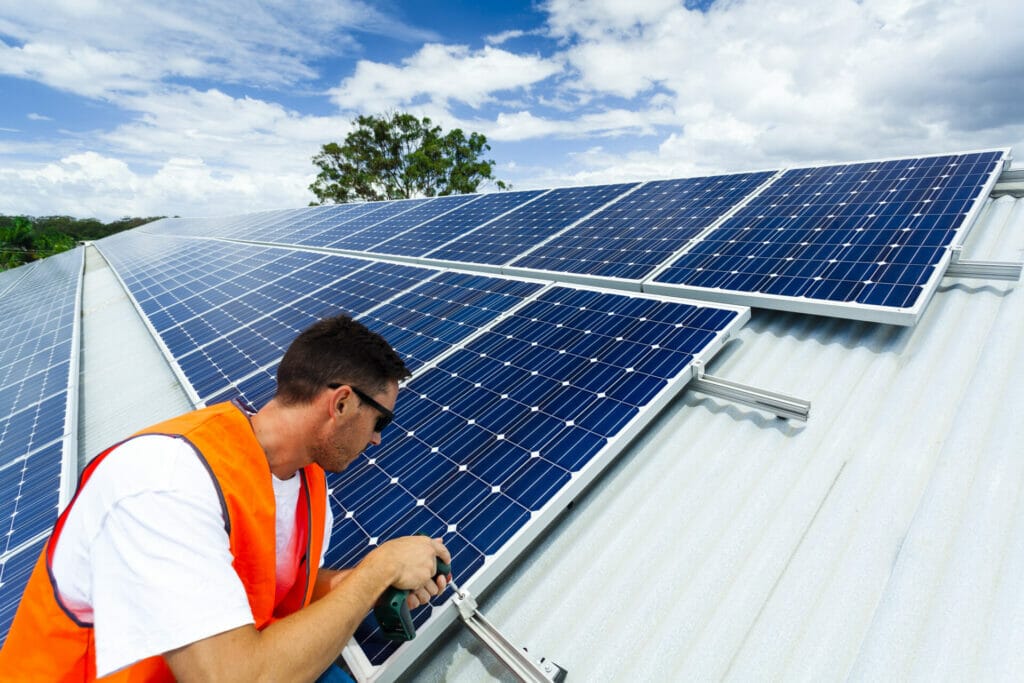 Techniker installaliert Solarpanel